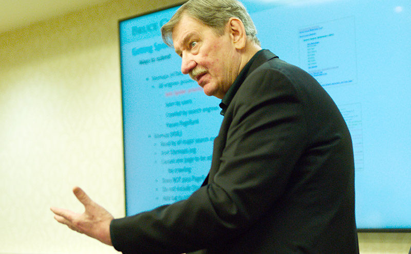 Bruce Clay conducting SEO training.
